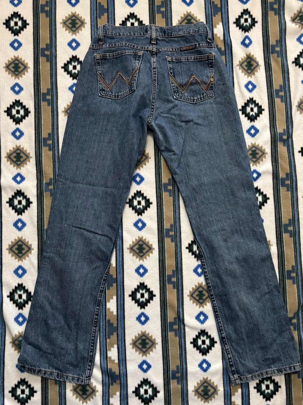 Wrangler Men's Blue Relaxed Fit Jeans with Contrast Stitching